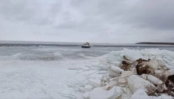 Около 20 рыбаков оказались на отколовшейся льдине в Ярославской области