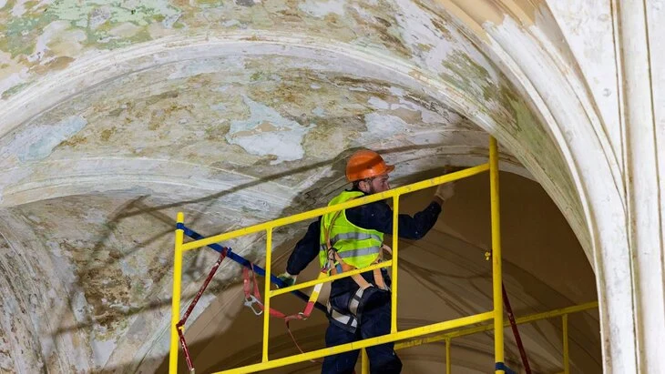 Специалисты обнаружили исторический цвет стен при ремонте Ленинградского вокзала