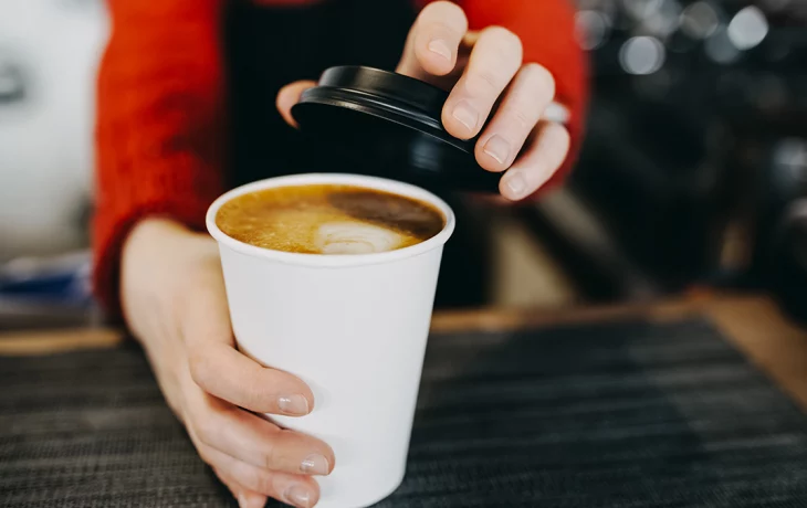 Сомнолог Ли посоветовала отказаться от кофе сразу после пробуждения