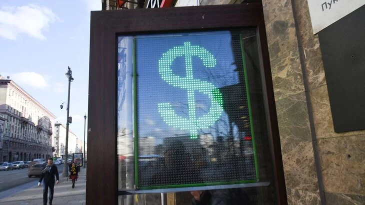 Официальный курс доллара превысил 100 рублей