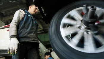 Столичных водителей призвали не торопиться менять зимнюю резину на летнюю