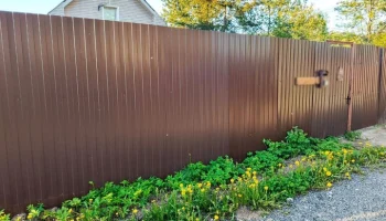 В Подмосковье приставы арестовали забор на участке родителей в счет алиментов детей