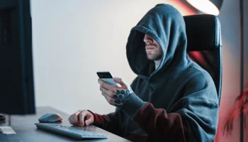 Мошенники в 2024 году по оценке Сбербанка похитили у россиян 250&ndash;300 млрд руб