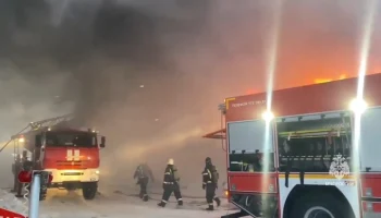 Крупный пожар произошел на складе с косметикой и парфюмерией в Казани