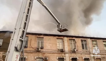 Пожар площадью 900 "квадратов" вспыхнул в трехэтажном здании в Махачкале