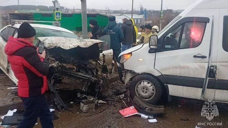 Четыре человека погибли в ДТП с участием микроавтобуса в Удмуртии Четыре человека погибли в ДТП с участием микроавтобуса в Удмуртии