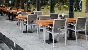 Депторг призвал рестораторов Москвы защитить летние веранды от сильного ветра