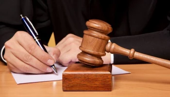 В СК завели дело на девушку, залившую в Москве урну для бюллетеней зеленкой