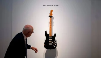 Гитару лидера Pink Floyd Гилмора продали на аукционе за 14,5 млн долларов