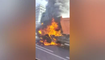 Грузовик загорелся на улице Подольских Курсантов в Москве