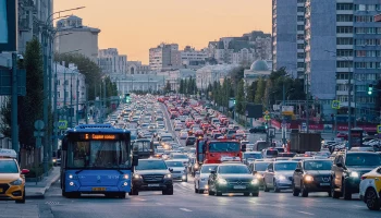 Водителей в Москве предупредили о пробках на дорогах в связи с непогодой