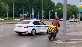 Полицейские задержали нарушившего ПДД велокурьера на северо-западе Москвы