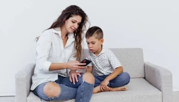 Банки РФ обяжут уведомлять родителей о выдаче детям карт с 29 марта