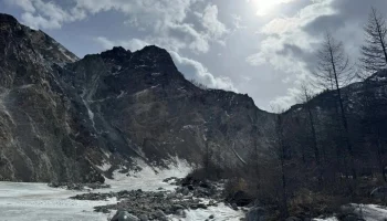 Спасатели возобновили поиски туристов, попавших под лавину в горах Бурятии