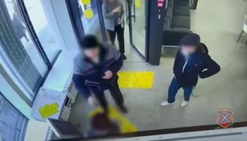 Под Волгоградом мужчина облил зеленкой сотрудницу банка по указанию мошенников