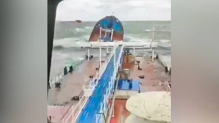 Режим ЧС ввели в Краснодарском крае из-за крушения танкеров Режим ЧС ввели в Краснодарском крае из-за крушения танкеров