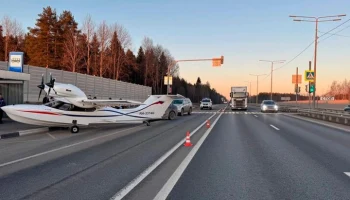Легкомоторный самолет совершил вынужденную посадку на трассе в Вологодской области