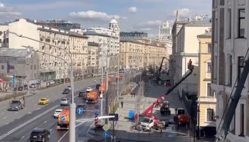 Специалисты проводят промывку дорог и тротуаров в Москве с шампунем после зимы