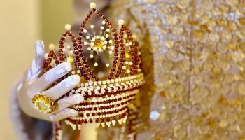 Кокошник из тысячи элементов янтаря возрастом 50 миллионов лет создали в Ростехе