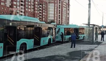 Три человека госпитализированы после столкновения двух автобусов в Петербурге