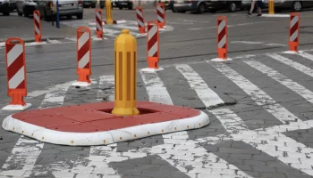 Камеры в Москве начали штрафовать водителей за стоянку на &laquo;направляющих островках&raquo;