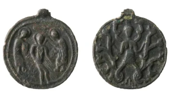 Древнерусский амулет с изображением змееногой женщины отреставрировали в Москве