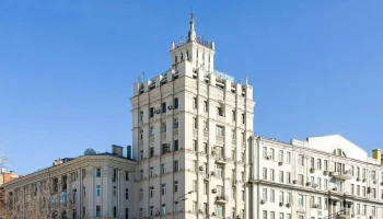 В Москве обновили восемь жилых домов со шпилями на фасадах В Москве обновили восемь жилых домов со шпилями на фасадах