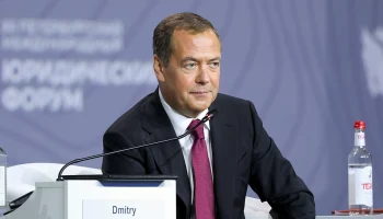 Медведев назвал количество заключивших контракт с Минобороны в 2025 году