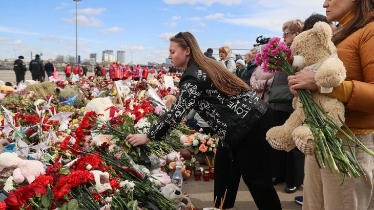 Возле "Крокус Сити Холла" убрали мемориал Возле "Крокус Сити Холла" убрали мемориал
