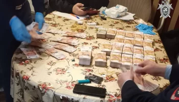 СК: В квартире подозреваемого в убийстве мотоциклиста нашли крупную сумму денег