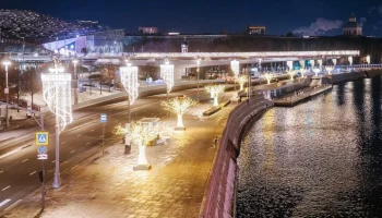 Столичные набережные украсили к новогодним и рождественским праздникам