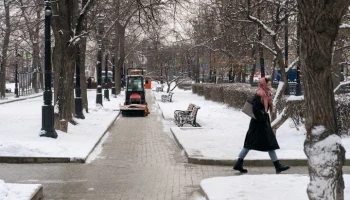 Городские службы ликвидируют последствия сильного снегопада в столице