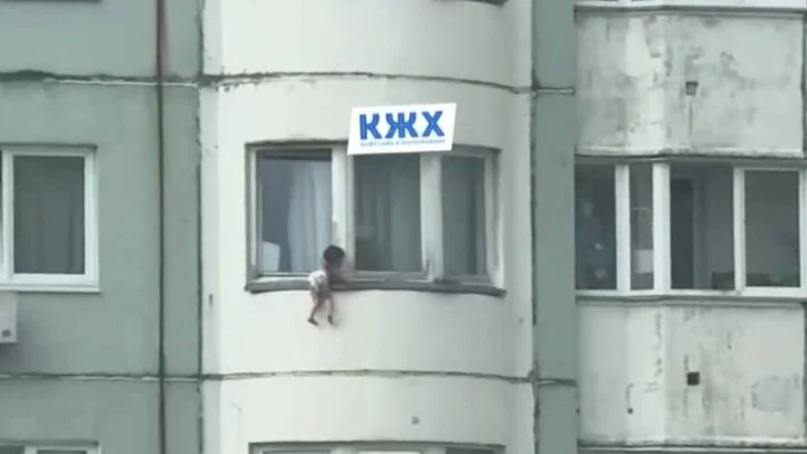 Девочка чуть не выпала из окна многоквартирного дома в Кожухове Девочка чуть не выпала из окна многоквартирного дома в Кожухове