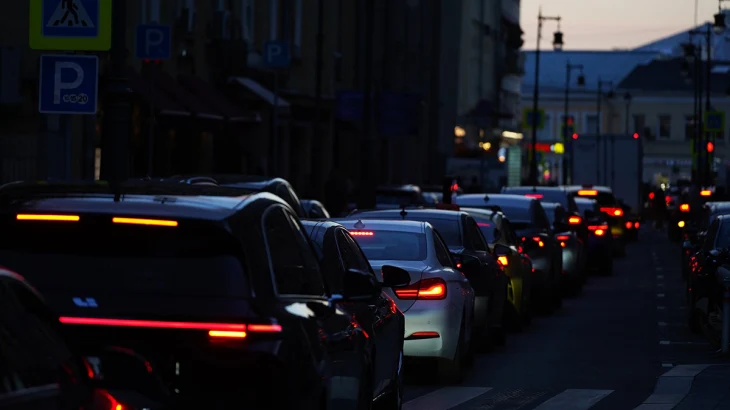 Движение транспорта перекрыли на Большом Каменном мосту и Кремлевской набережной Движение транспорта перекрыли на Большом Каменном мосту и Кремлевской набережной