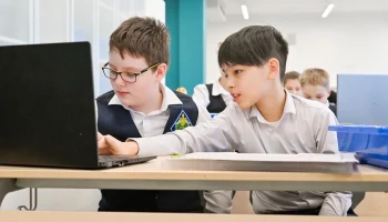 Собянин: В школах Москвы стартовал уникальный проект по работе с ИИ