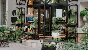 Столичный бизнес предложил оформлять витрины и фасады с учетом сезонов