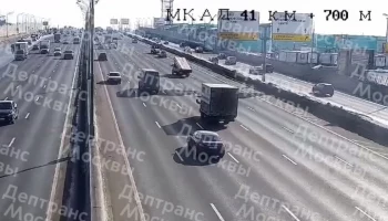 Грузовик опрокинулся после столкновения с другой машиной на МКАД