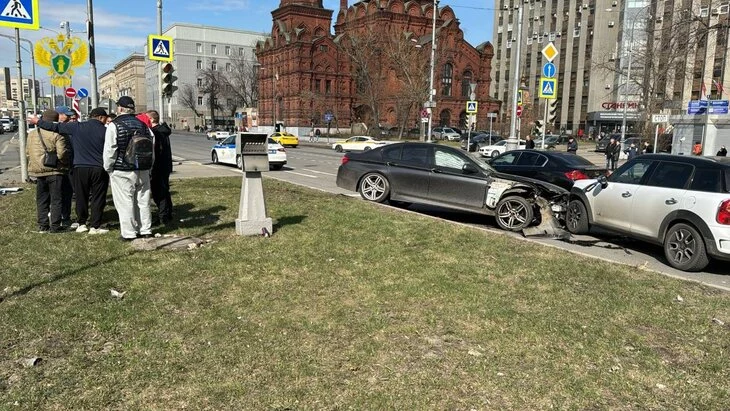 Два человека попали в больницу после ДТП на Новослободской улице в Москве Два человека попали в больницу после ДТП на Новослободской улице в Москве