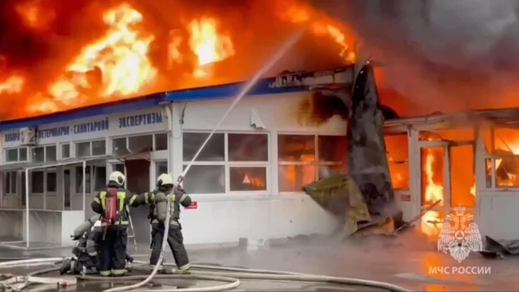 Павильон загорелся в центре Воронежа на площади 800 "квадратов" Павильон загорелся в центре Воронежа на площади 800 "квадратов"