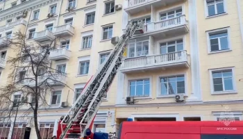Пожар в жилом доме в центре Москвы полностью потушили