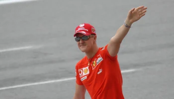 Шумахер с помощью жены оставил автограф на шлеме