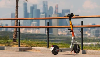 Скорость электросамокатов ограничили в&nbsp;Нескучном саду и&nbsp;на&nbsp;Воробьевых горах