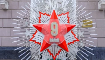 Тематические инсталляции в преддверии Дня Победы установили у 11 станций метро