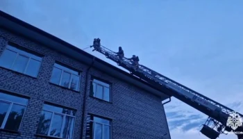 Пожарные ликвидировали открытое горение в гимназии Горно-Алтайска