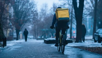 В Ульяновке мужчина украл термосумку у курьера ради бесплатной еды