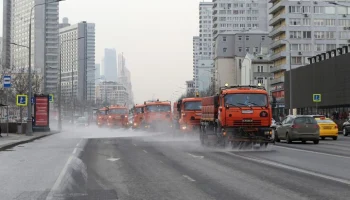 Коммунальная техника начала весеннюю уборку улиц в Москве