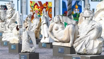 Началось перемещение скульптур "Музеона" из открытой экспозиции для реставрации