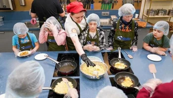 Мастер-классы для детей участников СВО провели на рыбных рынках Москвы