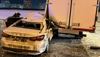 Женщина погибла в результате столкновения легковушки с грузовиком на МКАД