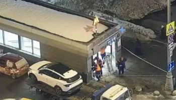 Наземный вестибюль &laquo;Пражской&raquo; начали ремонтировать&nbsp;после ДТП